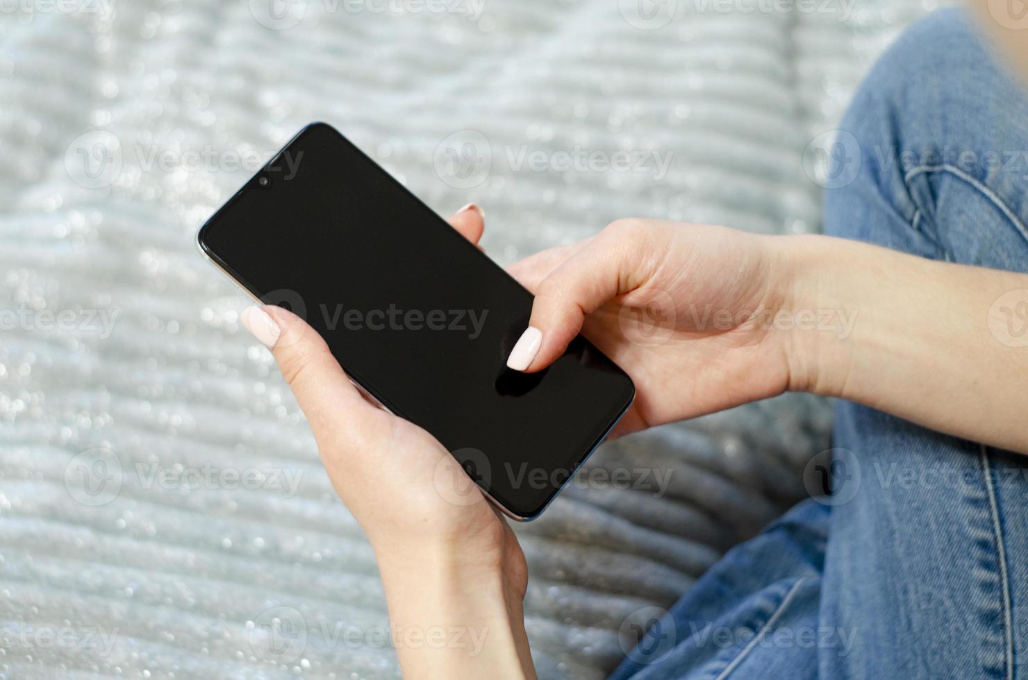 une jeune fille utilise son téléphone portable. communiquer à distance. photo