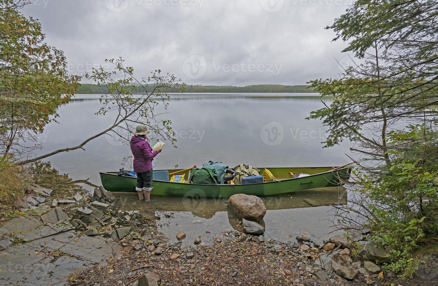 vérifier l'itinéraire sur un lac brumeux photo