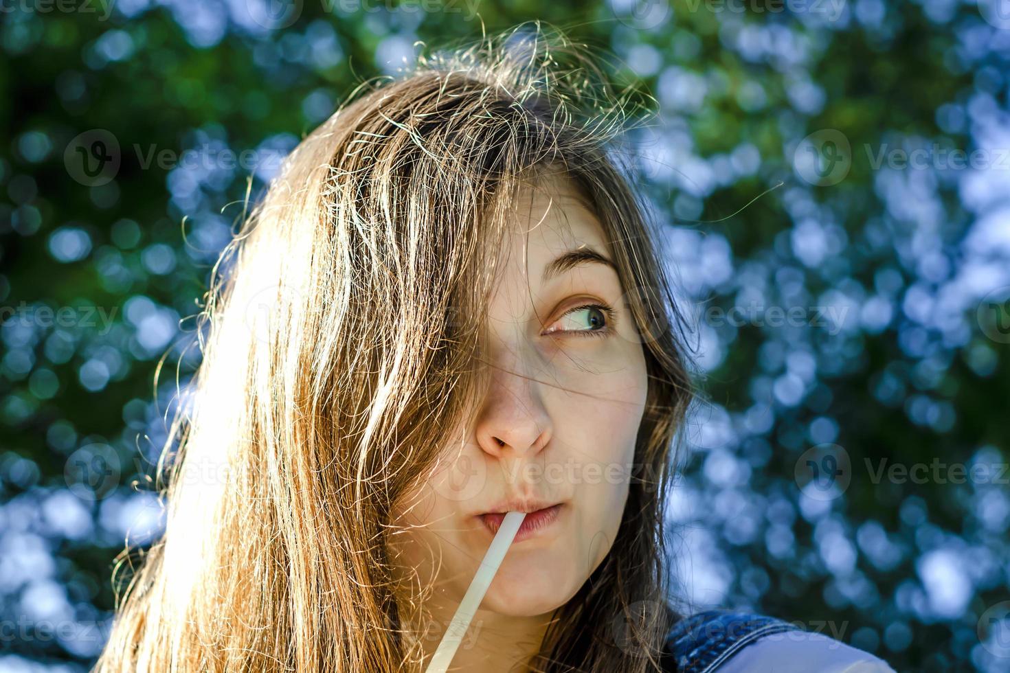 fille buvant un verre dans un tube. photo