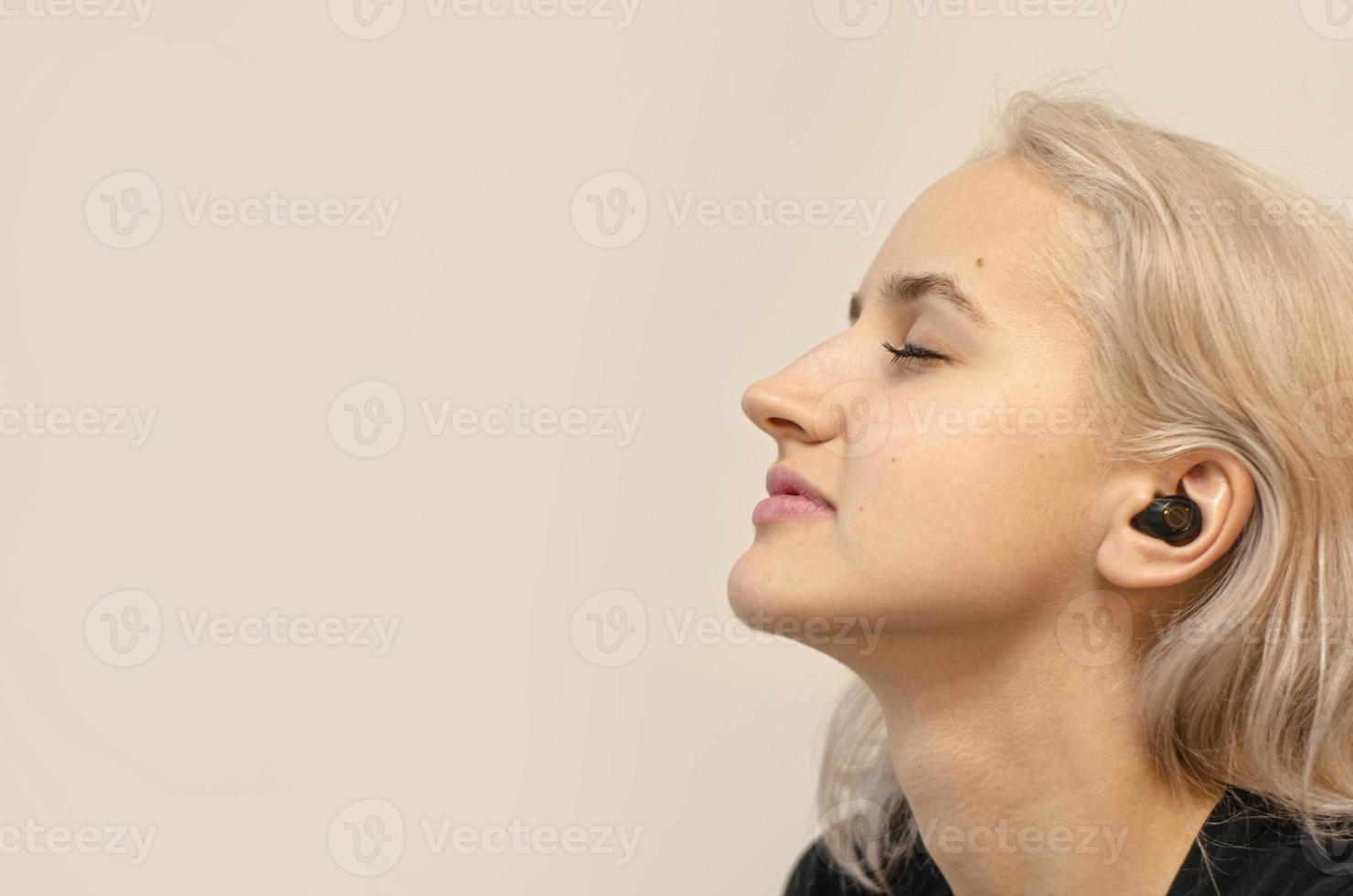 fille aime la musique dans les écouteurs sans fil. technologies modernes. photo