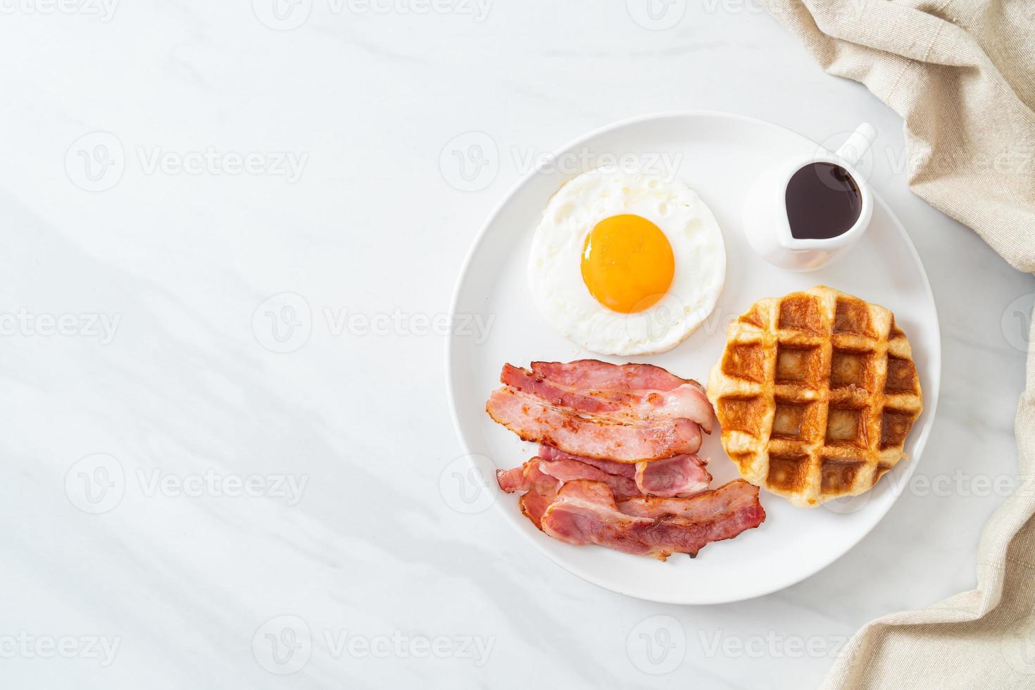 oeuf au plat avec bacon et gaufre pour le petit déjeuner photo