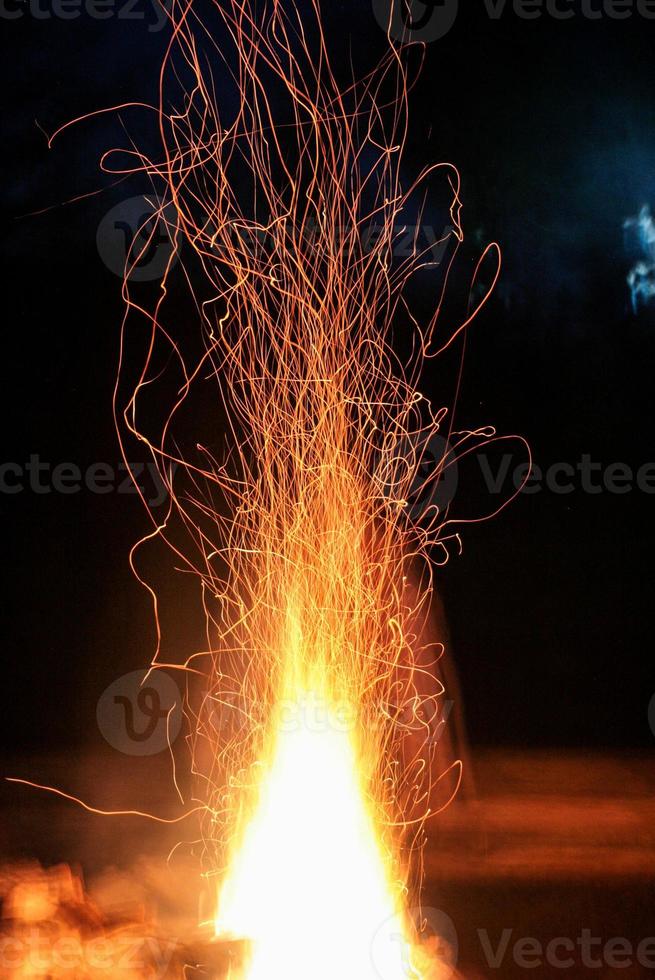 feu de joie brûlant, motifs dans la nuit photo