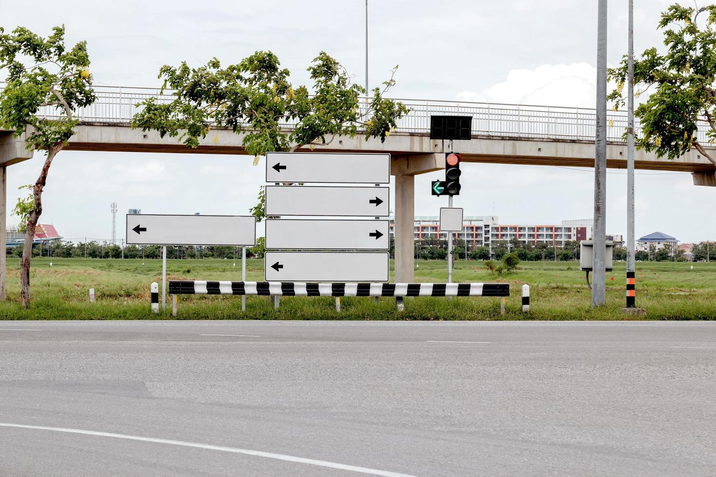 panneaux de signalisation vierges et poteau de feux de circulation sur la route. photo