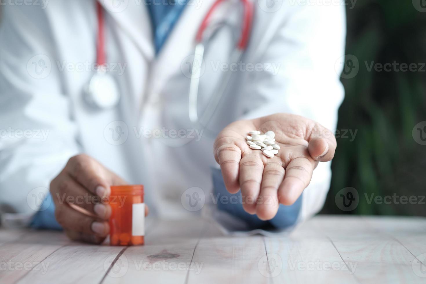docteur tenant une pilule médicale sur la paume de la main photo