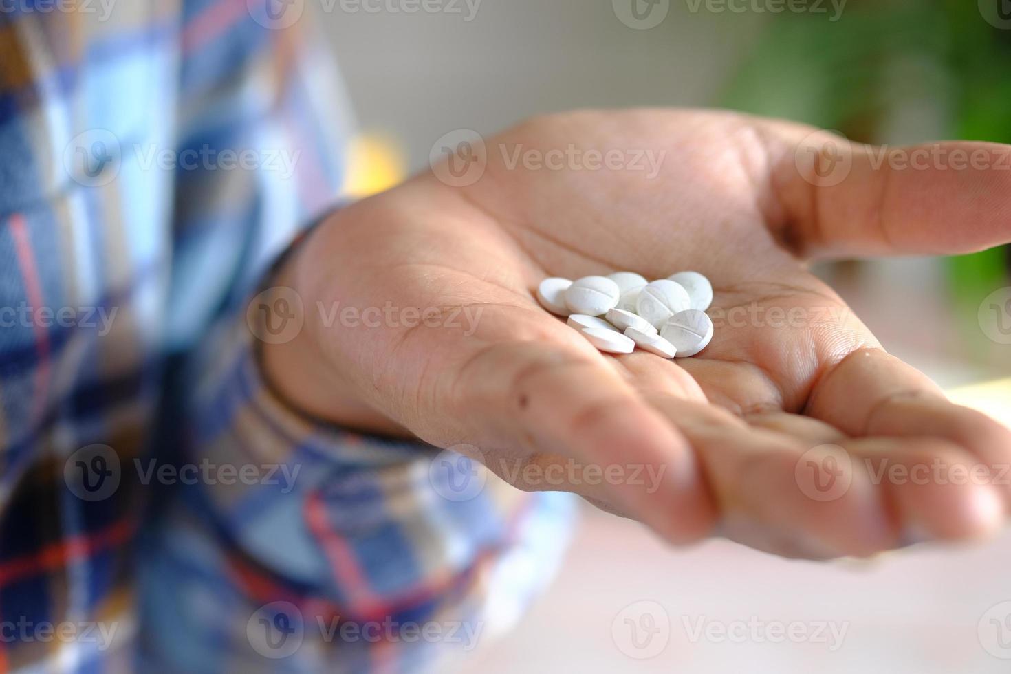 gros plan de pilules médicales blanches sur la paume de la main photo