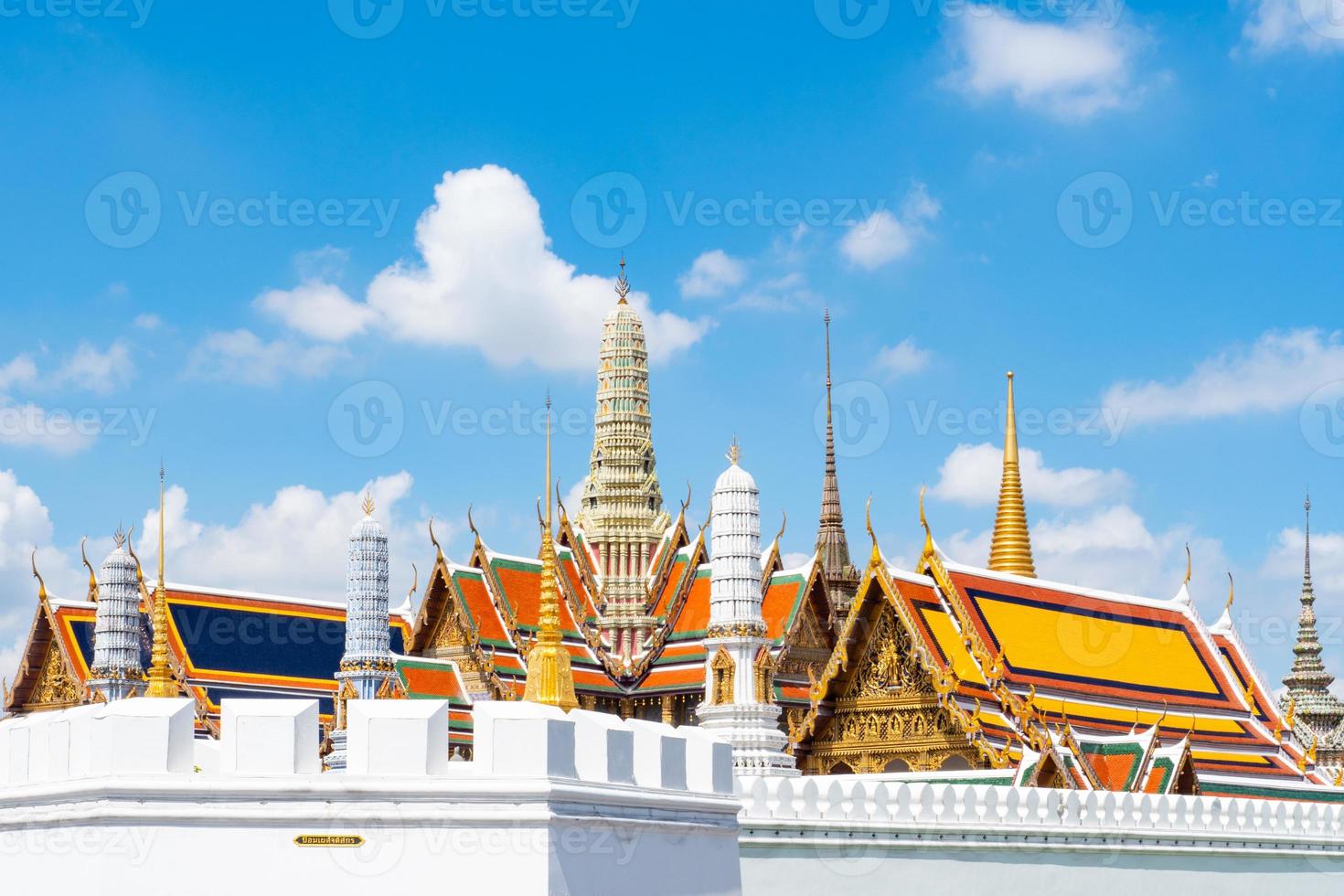 temple du bouddha d'émeraude et grand palais à bangkok, thaïlande photo