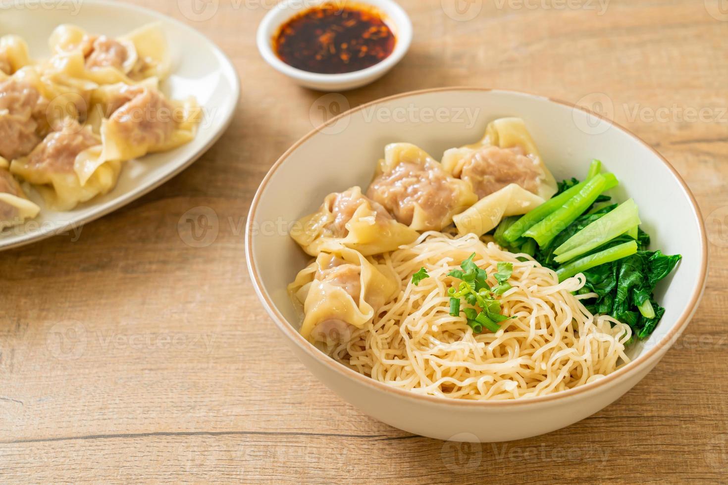 nouilles aux œufs séchées avec wonton de porc ou boulettes de porc sans soupe style cuisine asiatique photo