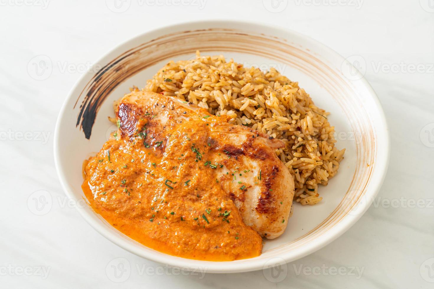 steak de poulet grillé avec sauce au curry rouge et riz - style cuisine musulmane photo