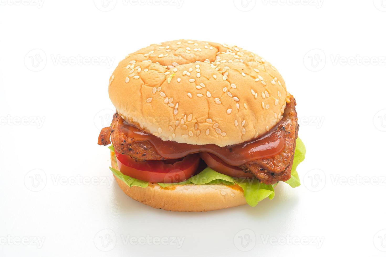 Burger de poulet grillé avec sauce isolé sur fond blanc photo