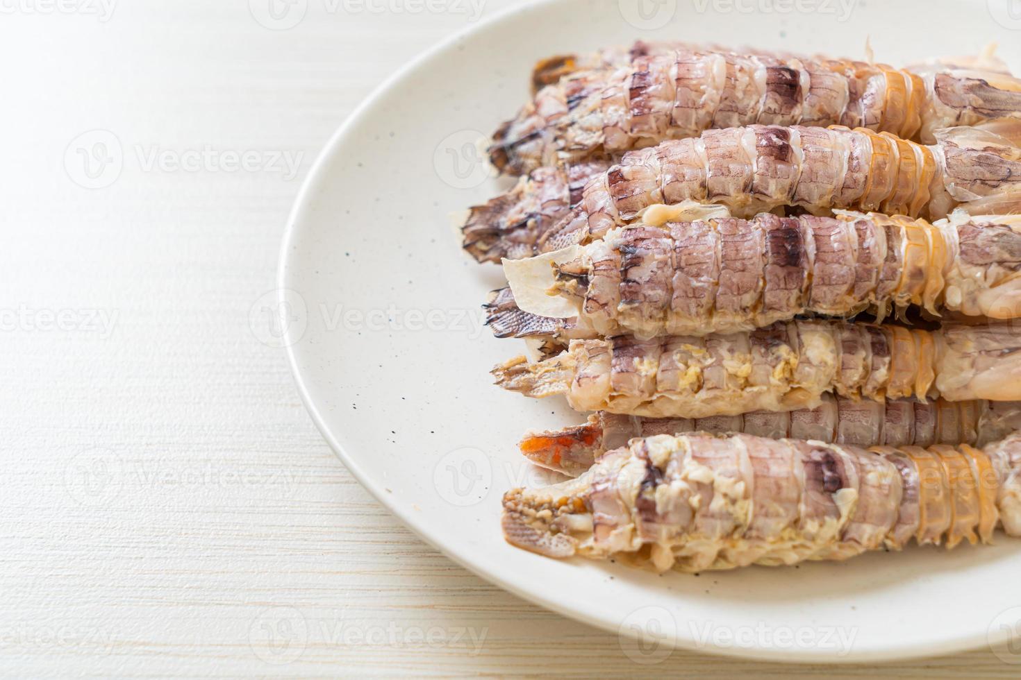 écrevisses cuites à la vapeur ou crevettes mantis ou stomatopodes avec sauce épicée aux fruits de mer photo