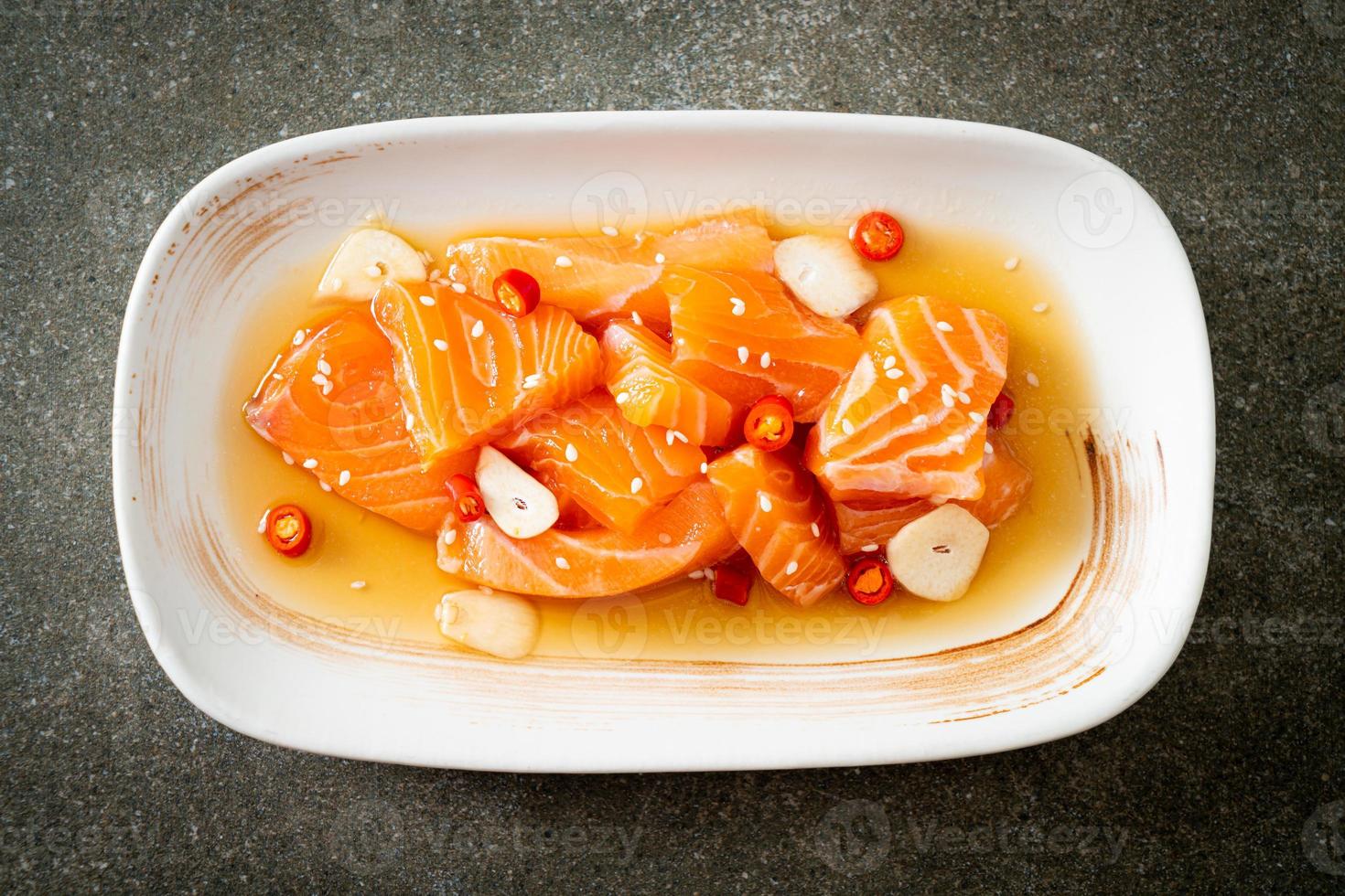 shoyu mariné cru au saumon frais ou sauce soja marinée au saumon - style cuisine asiatique photo