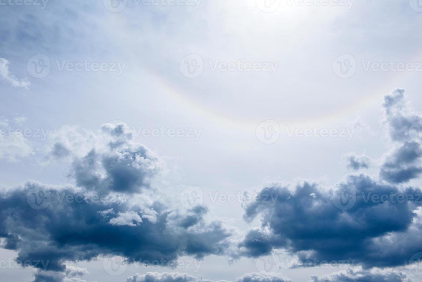 fond de ciel de tempête dramatique. il peut être utilisé comme arrière-plan photo