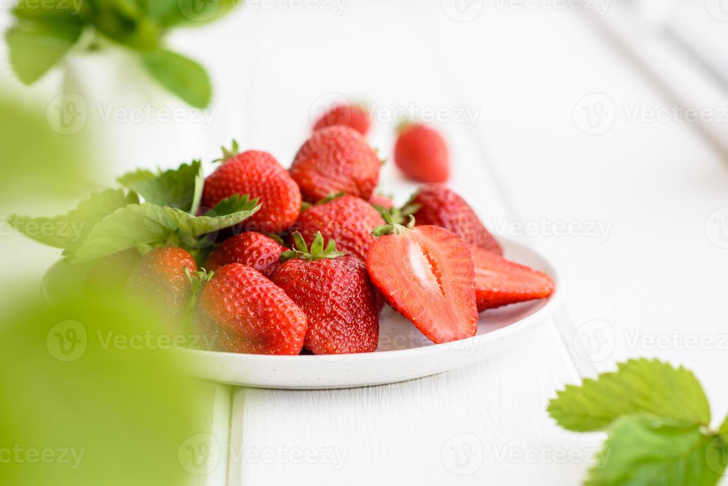 belles fraises fraîches juteuses sur la surface en béton photo