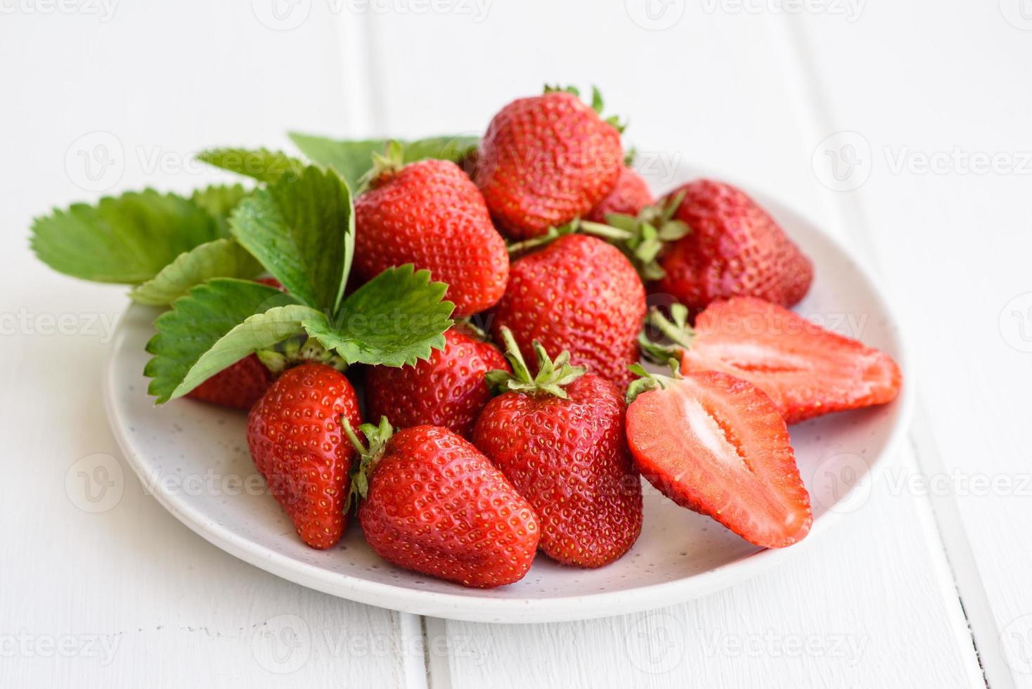 belles fraises fraîches juteuses sur la surface en béton photo