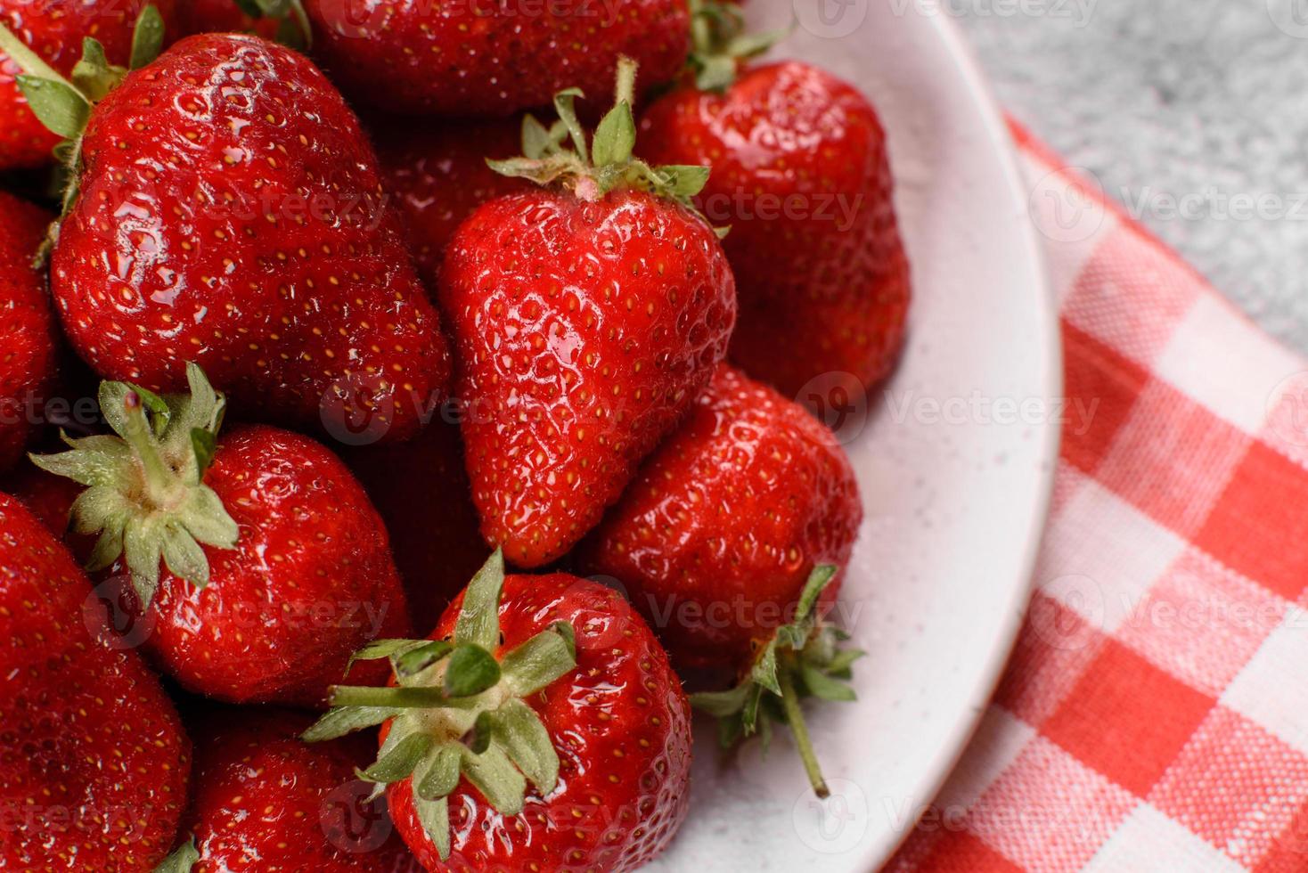 belles fraises fraîches juteuses sur la surface en béton photo