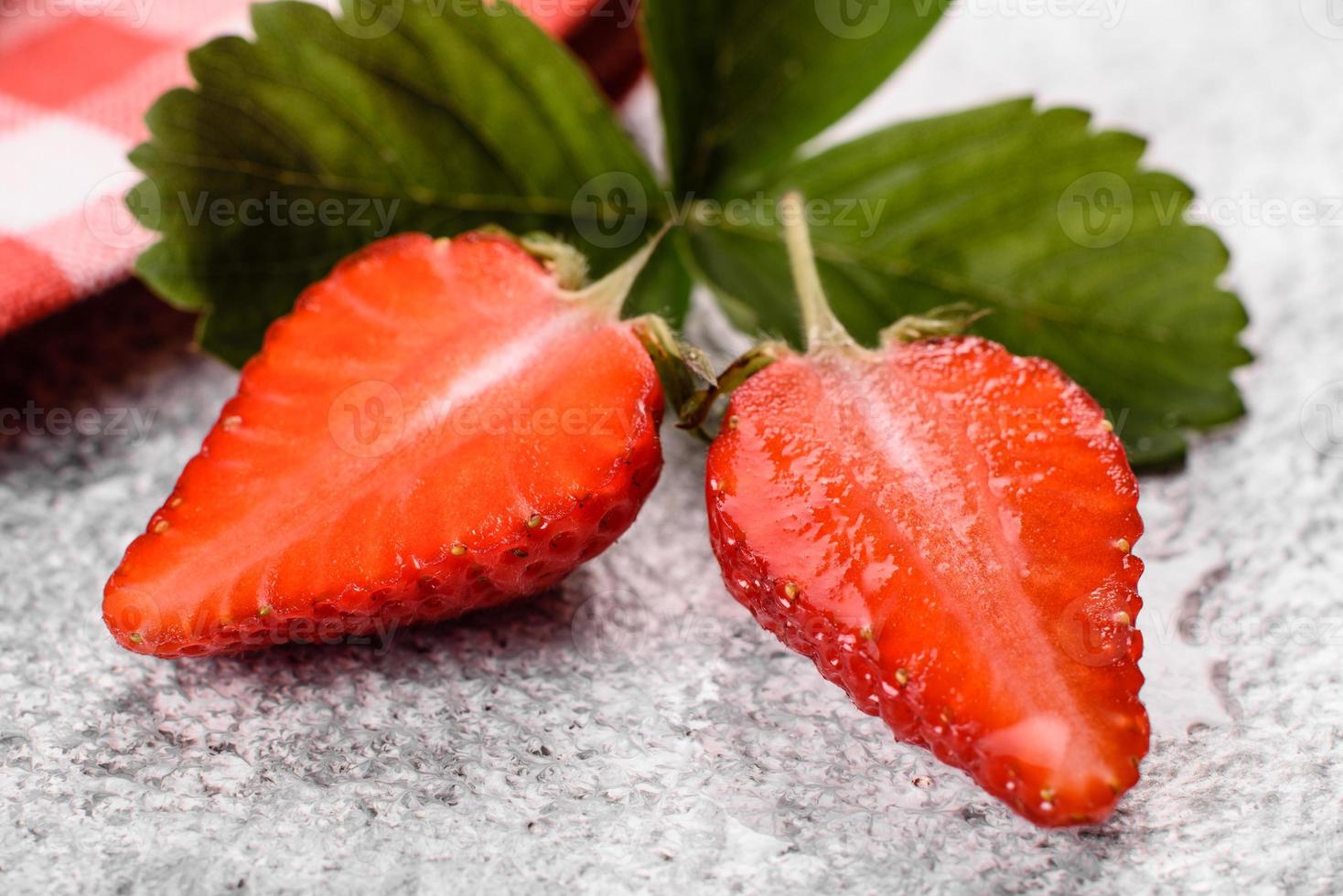 belles fraises fraîches juteuses sur la surface en béton photo