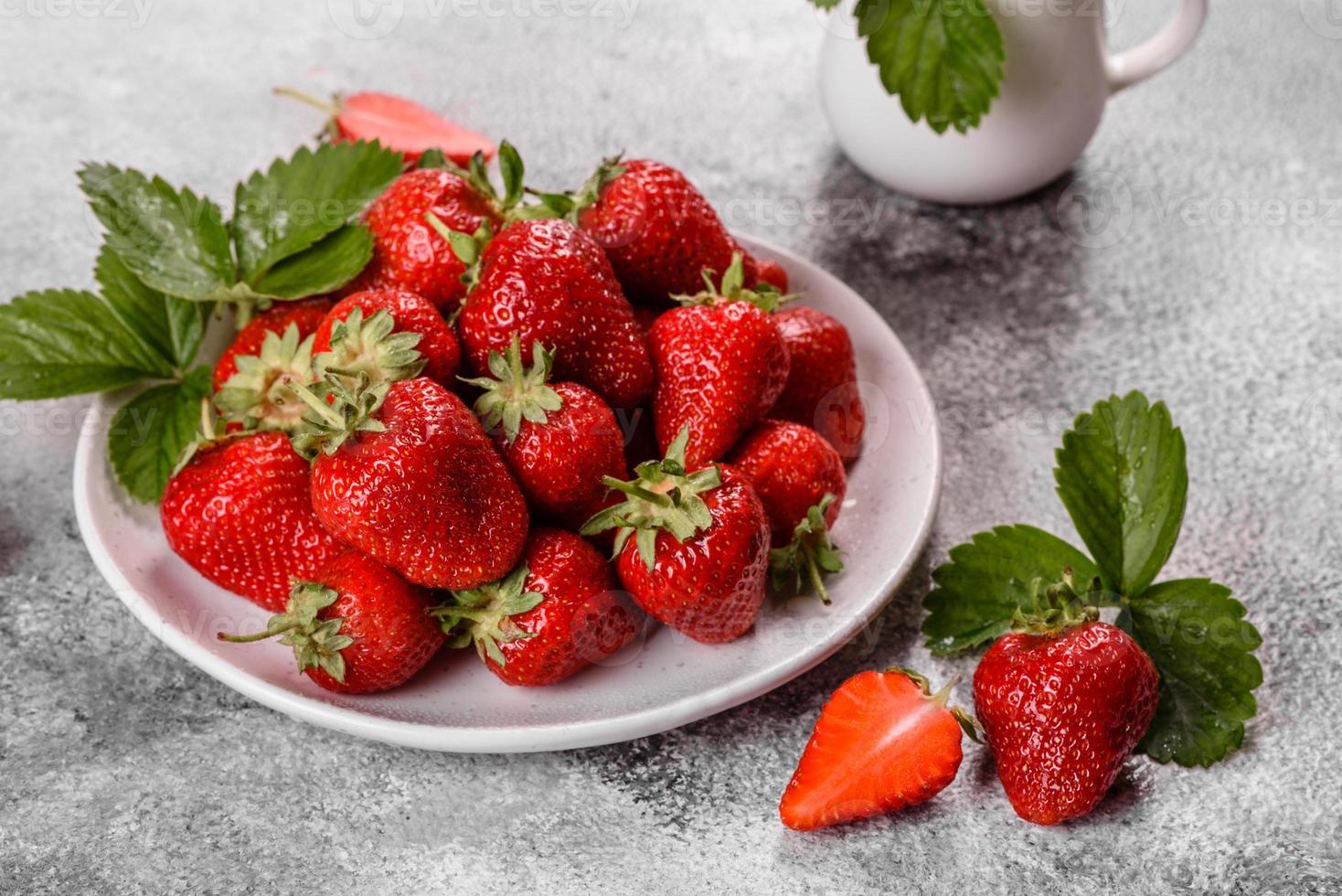 belles fraises fraîches juteuses sur la surface en béton photo