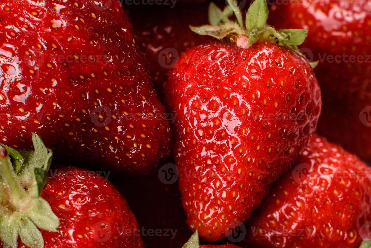 belles fraises fraîches juteuses sur la surface en béton photo