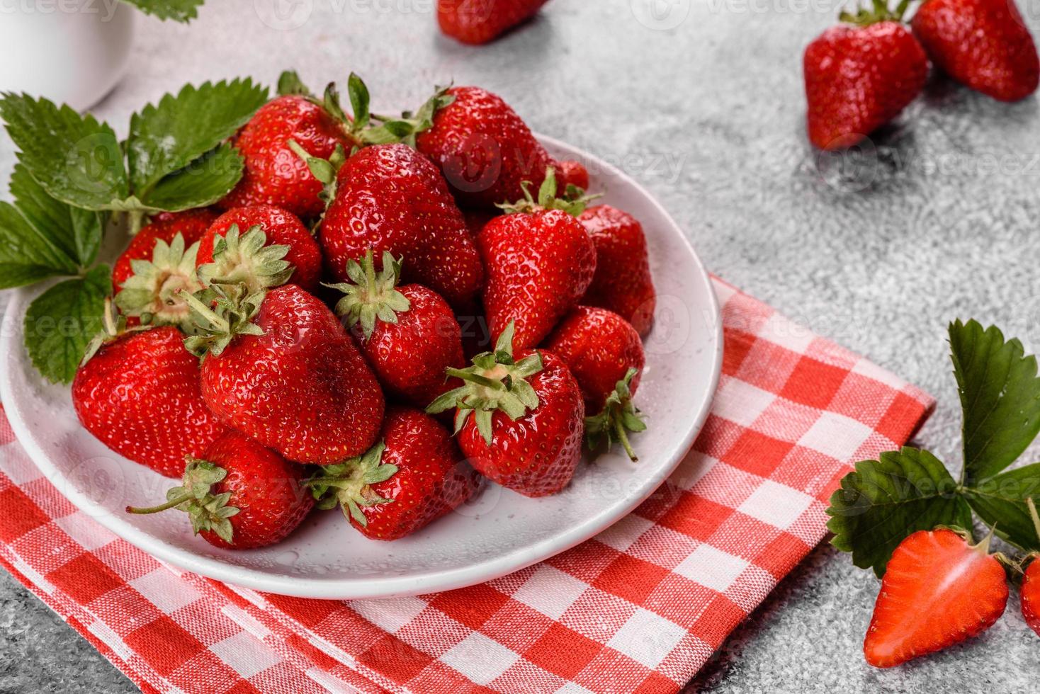 belles fraises fraîches juteuses sur la surface en béton photo