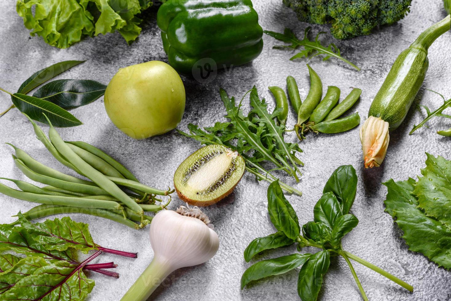 composition de légumes verts brillants et juteux, d'épices et d'herbes photo