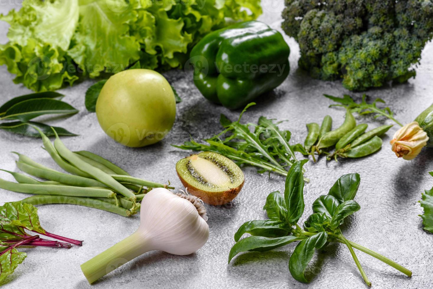 composition de légumes verts brillants et juteux, d'épices et d'herbes photo