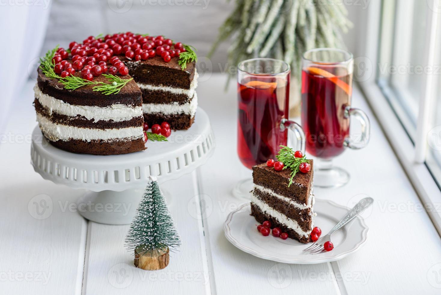 beau gâteau délicieux avec des baies rouges lumineuses photo