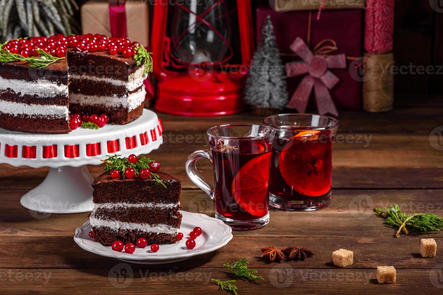 beau gâteau délicieux avec des baies rouges lumineuses photo