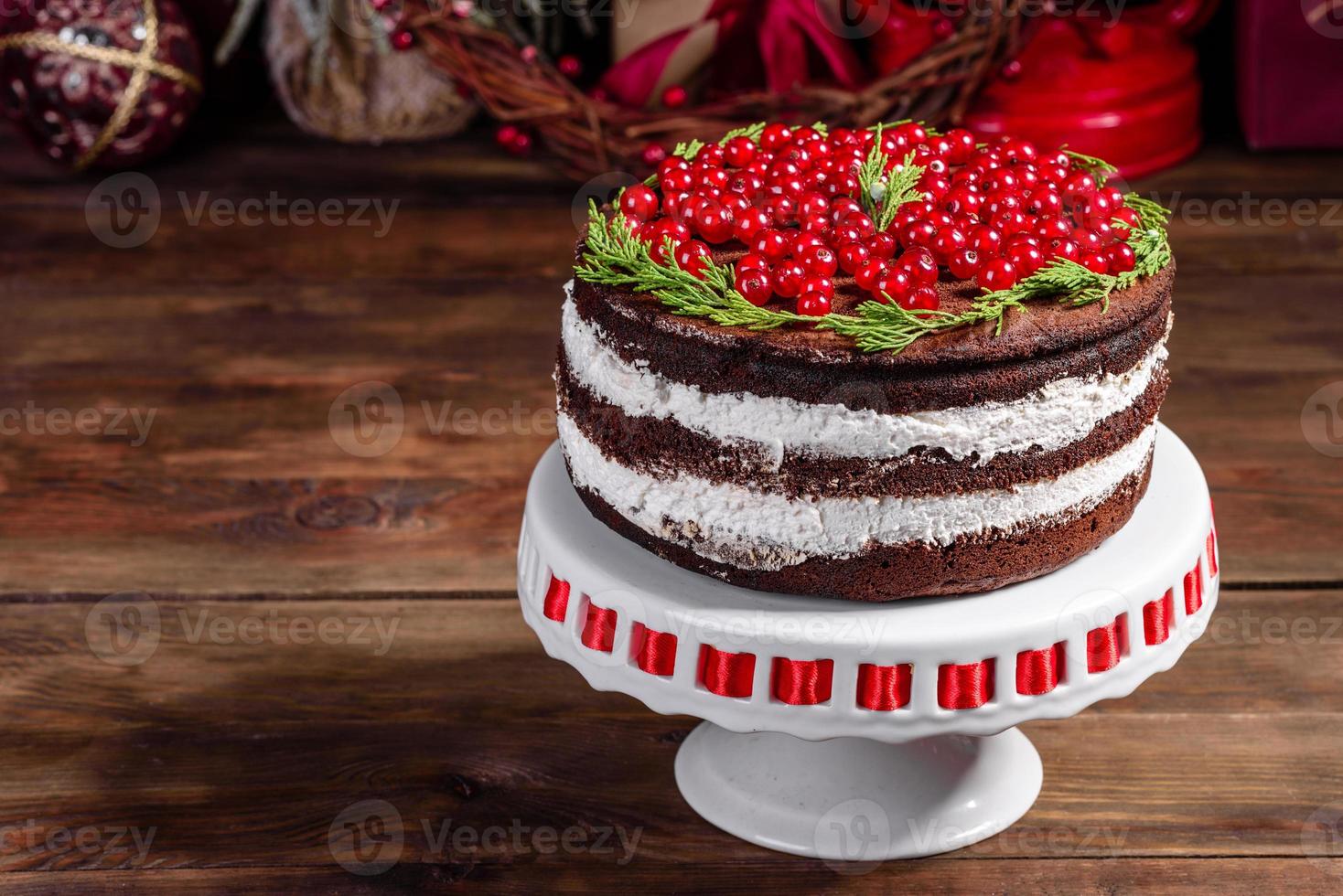 beau gâteau délicieux avec des baies rouges lumineuses photo