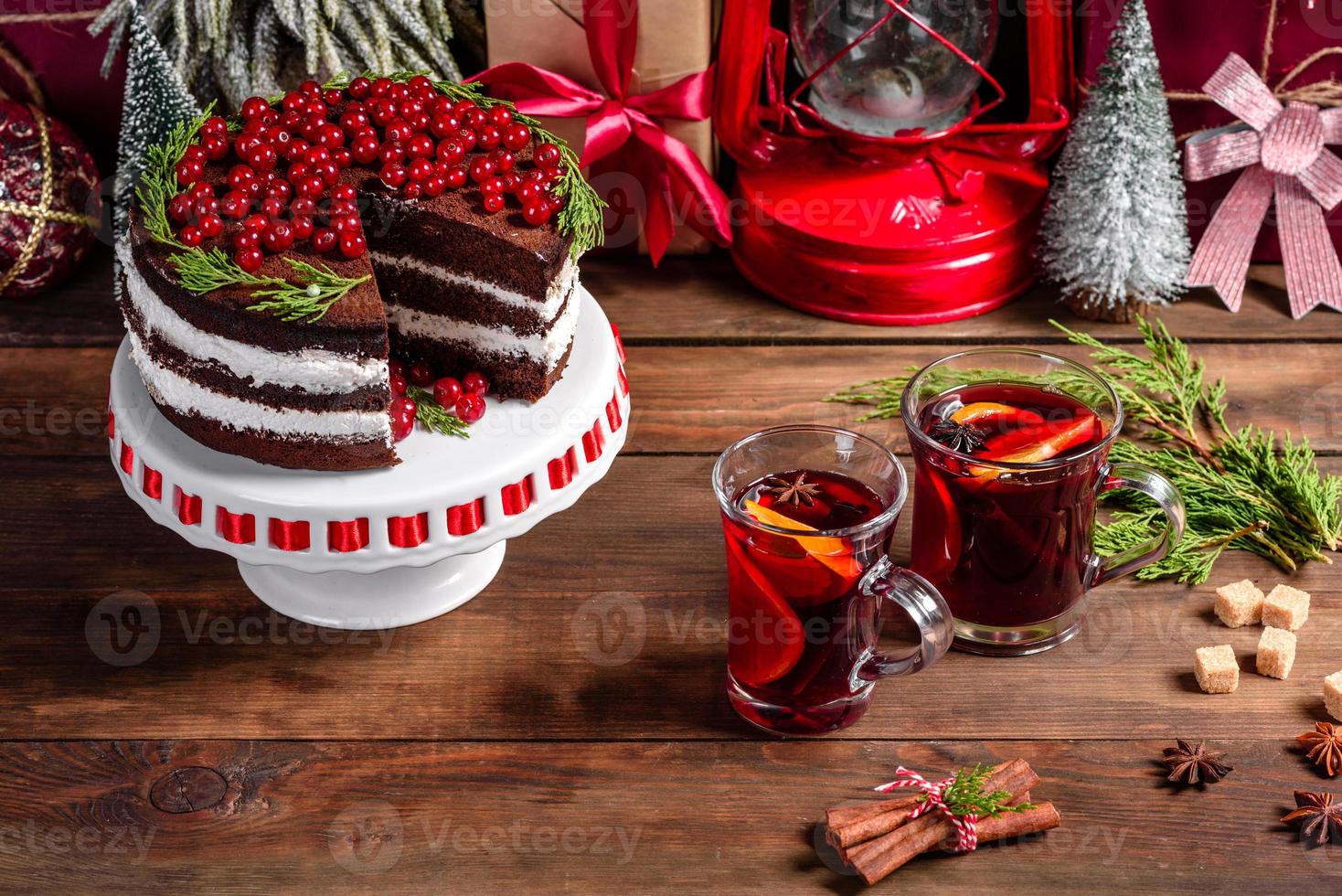 beau gâteau délicieux avec des baies rouges lumineuses photo