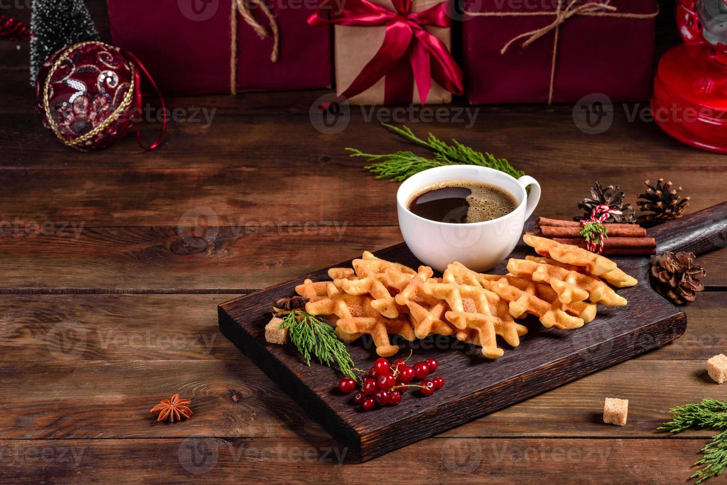 belles gaufres belges délicieuses sur une table de noël photo