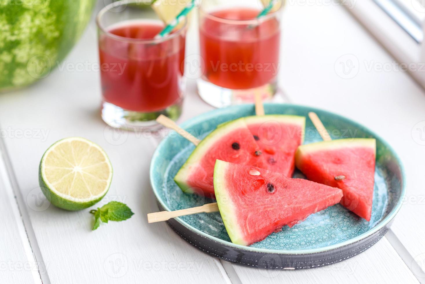 délicieuse pastèque fraîche tranchée avec du jus de menthe et de pastèque photo