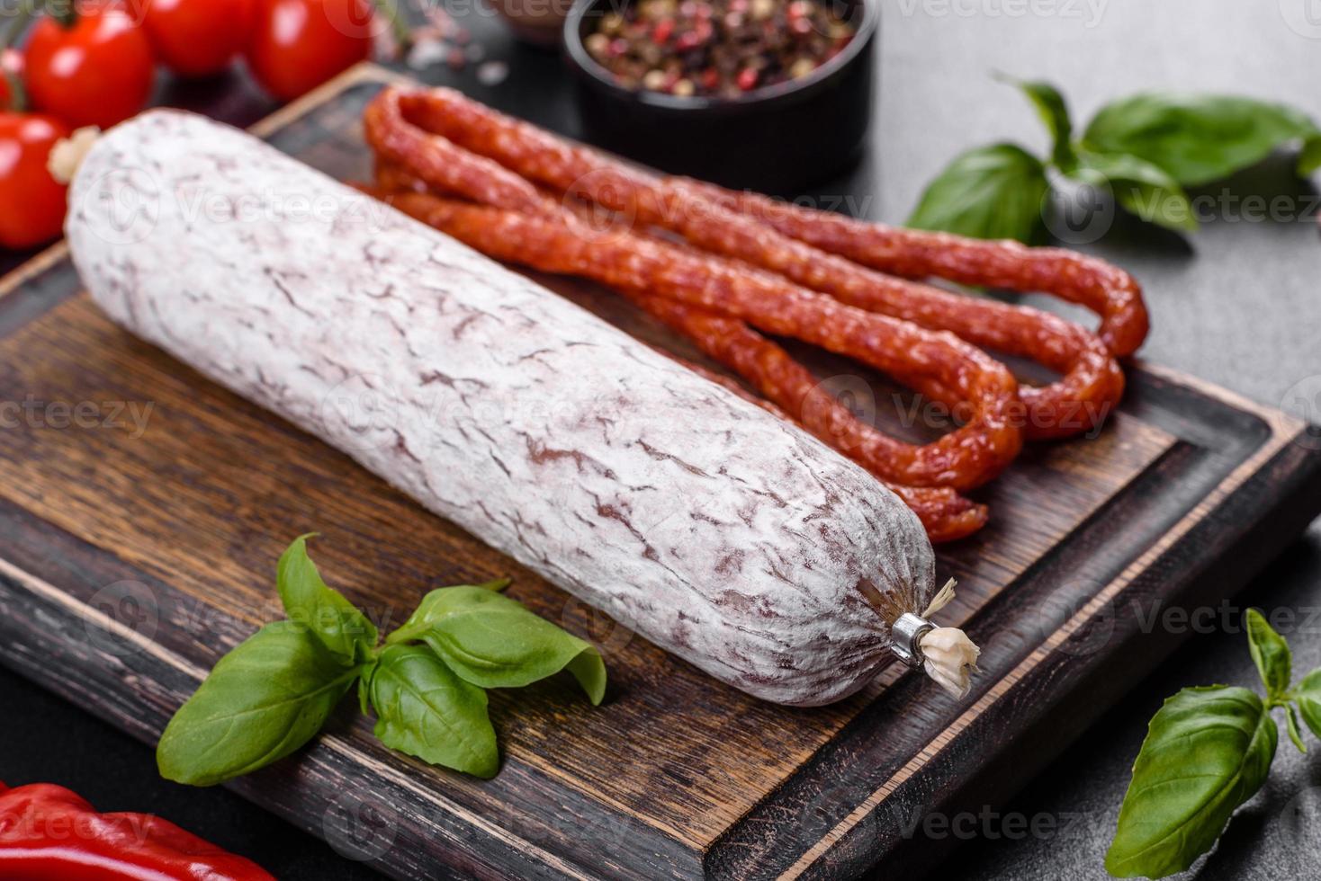 salami espagnol de saucisse séchée sur un fond de béton foncé photo