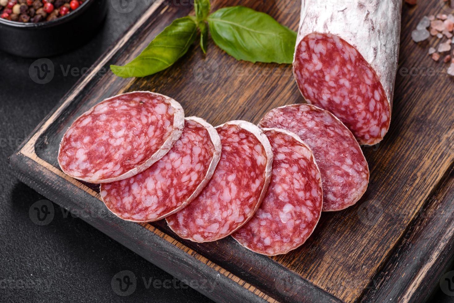 salami espagnol de saucisse séchée sur un fond de béton foncé photo