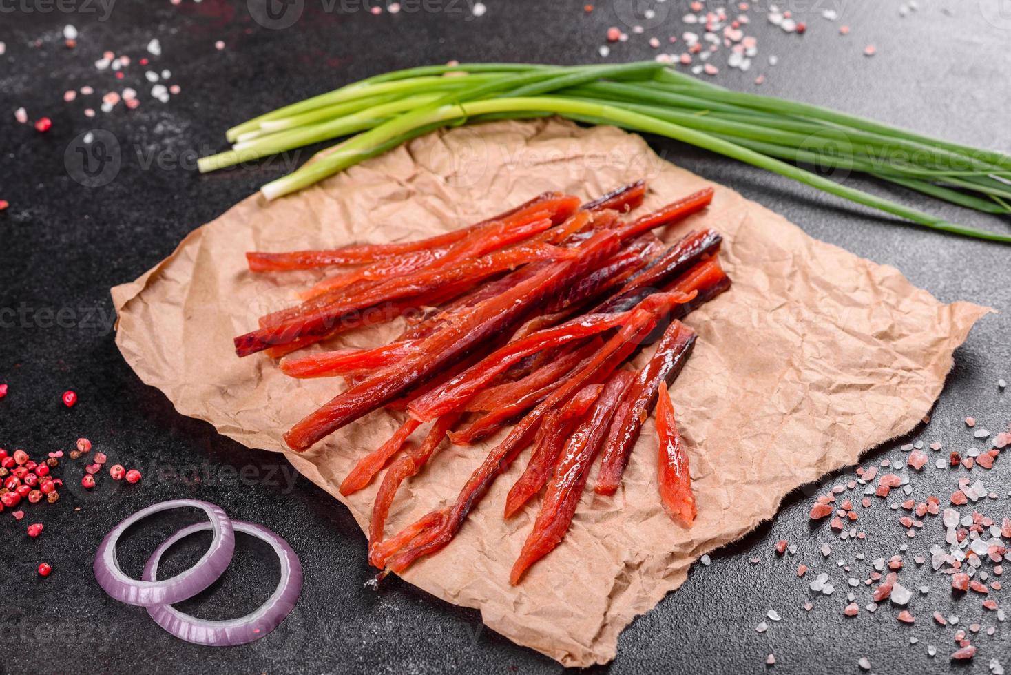 poisson fumé salé tranché avec des tranches pour collation à la bière photo