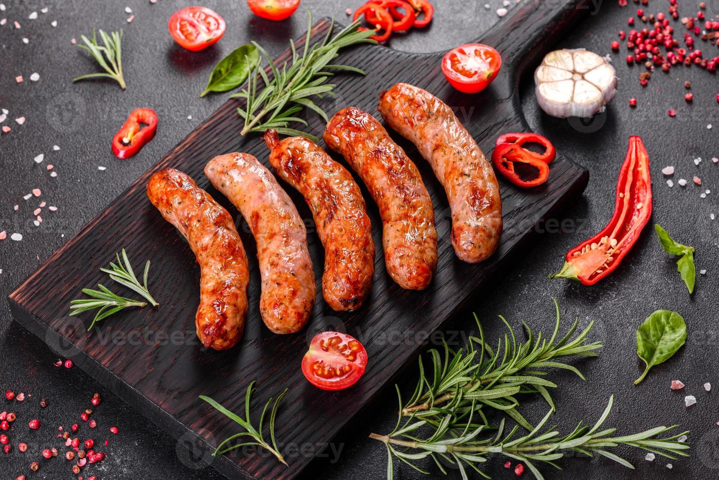 saucisses grillées aux légumes et épices sur fond noir photo