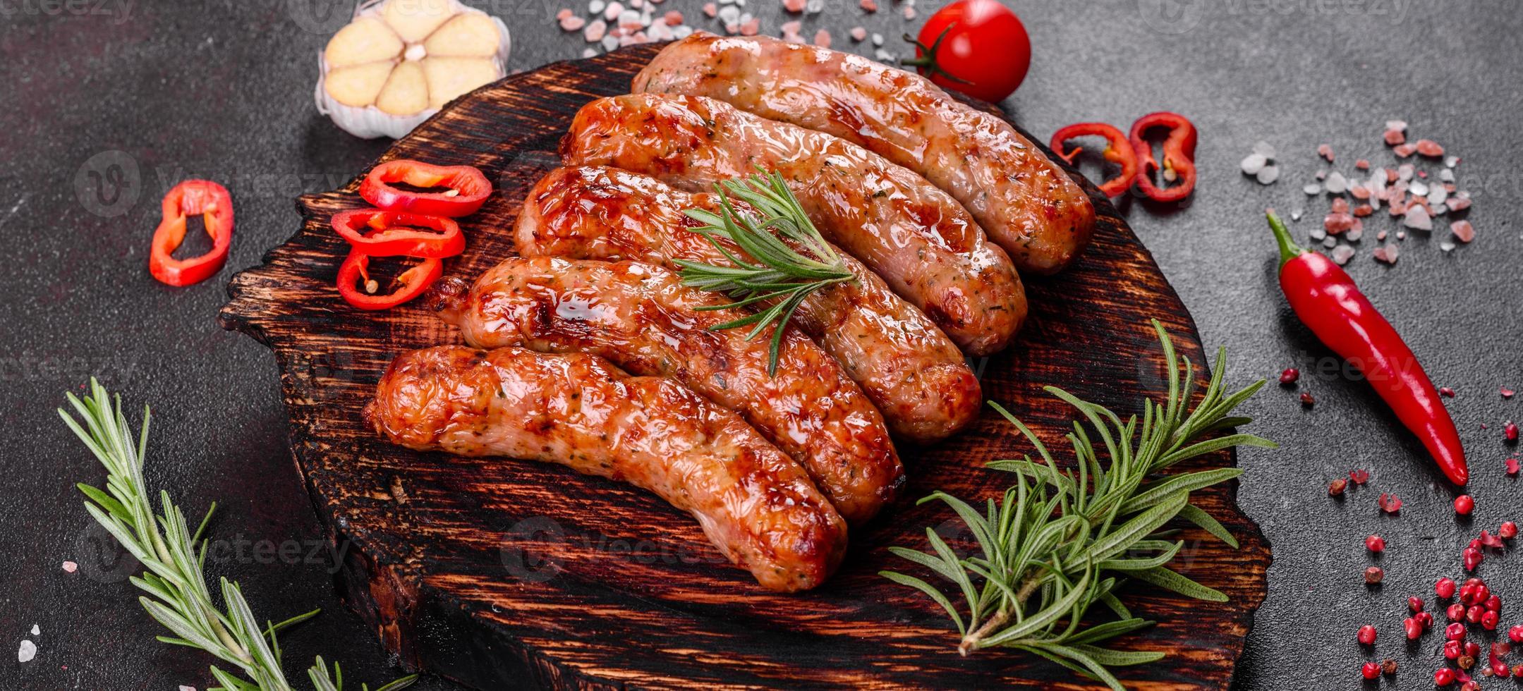 saucisses grillées aux légumes et épices sur fond noir photo