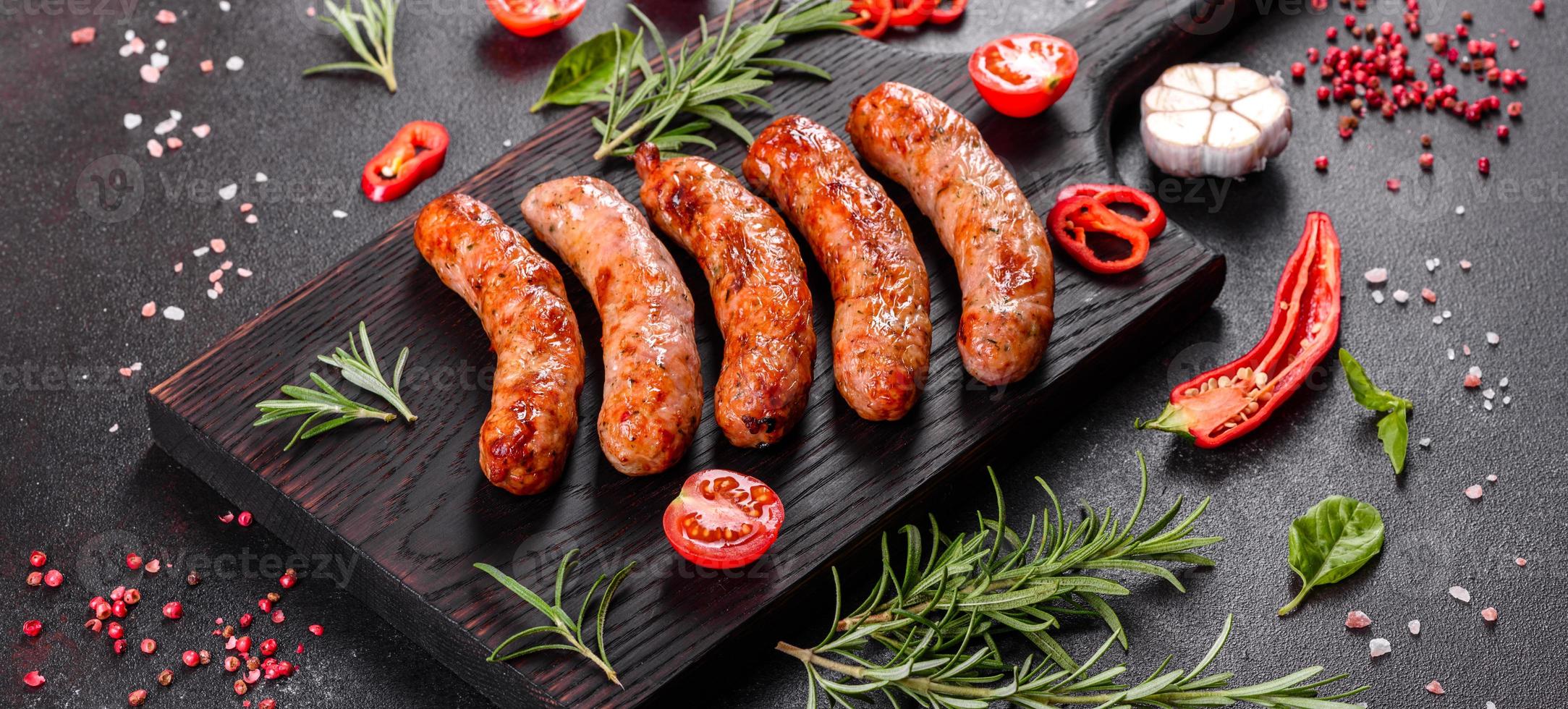 saucisses grillées aux légumes et épices sur fond noir photo