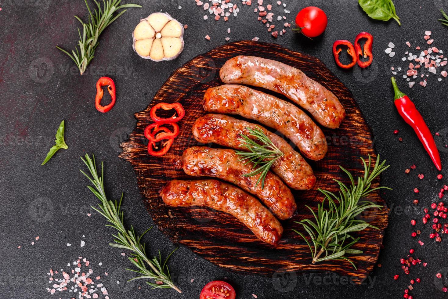 saucisses grillées aux légumes et épices sur fond noir photo