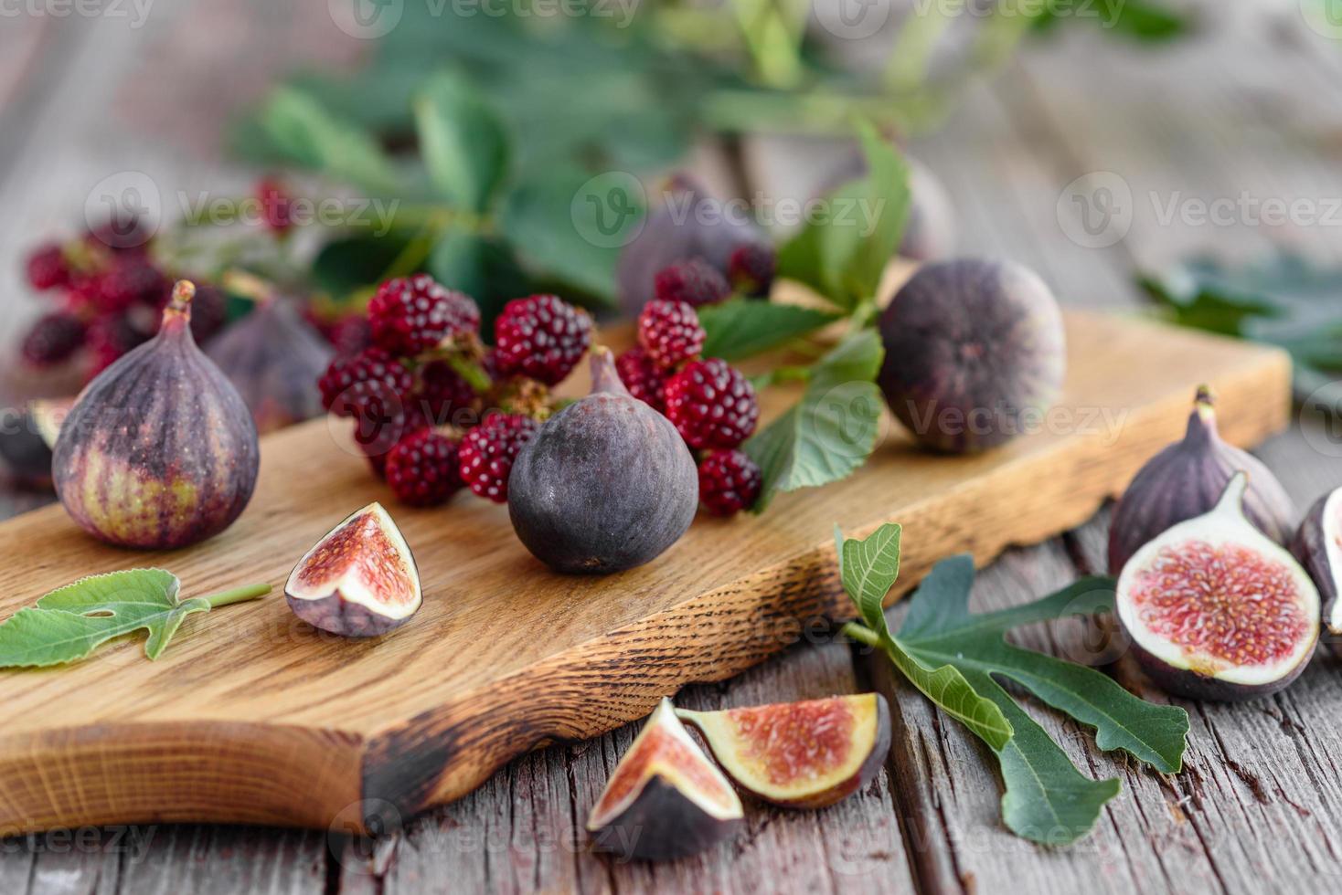 figues juteuses fraîches et mûres sur fond sombre photo