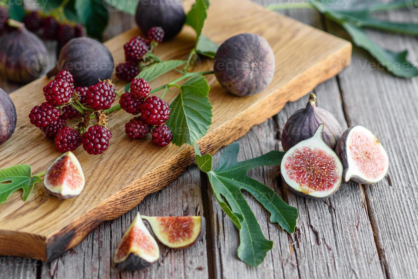 figues juteuses fraîches et mûres sur fond sombre photo