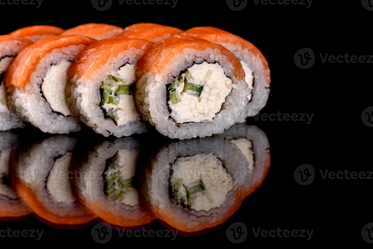 rouleaux de sushi frais préparés à partir des meilleures variétés de poissons et fruits de mer photo