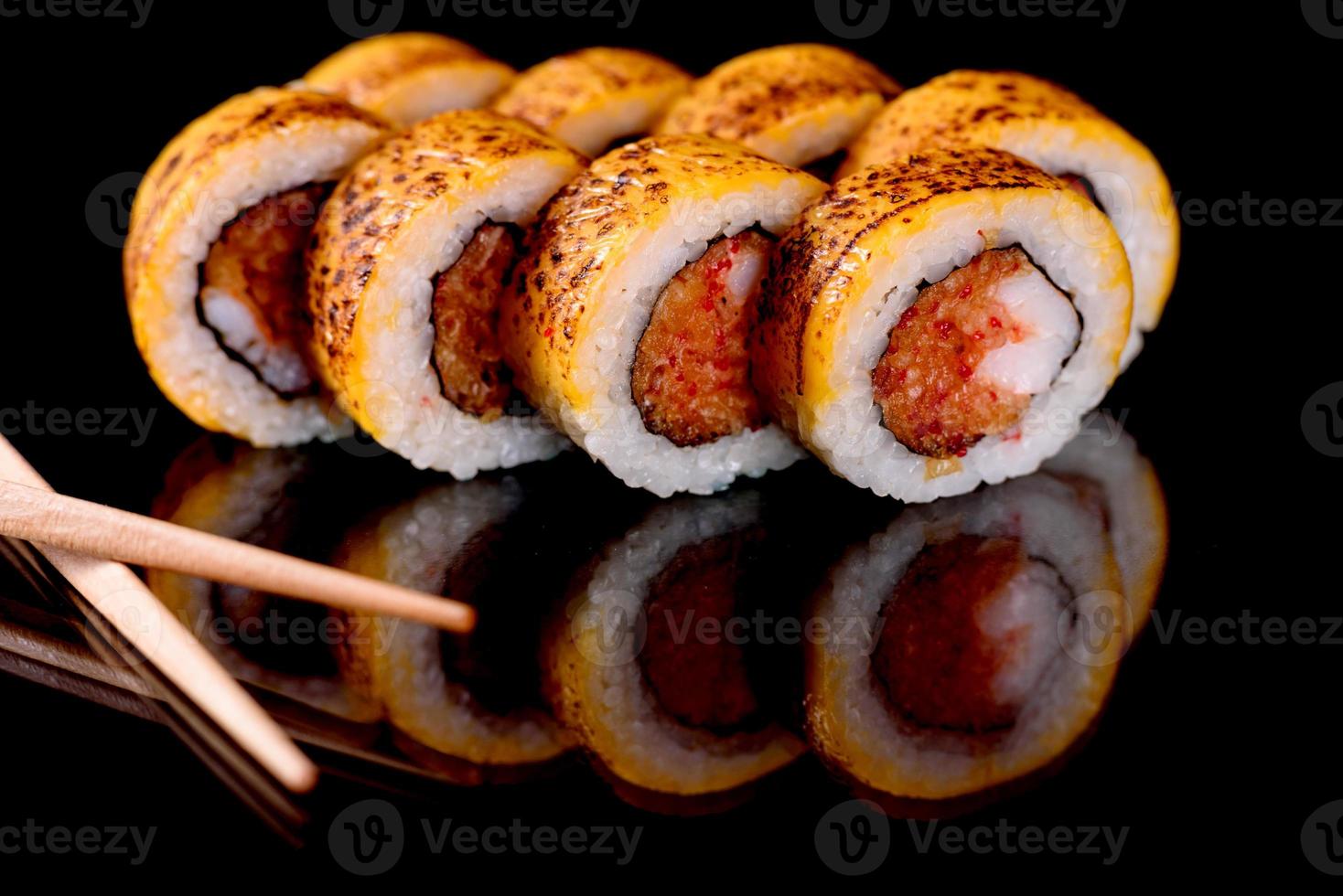 rouleaux de sushi frais préparés à partir des meilleures variétés de poissons et fruits de mer photo