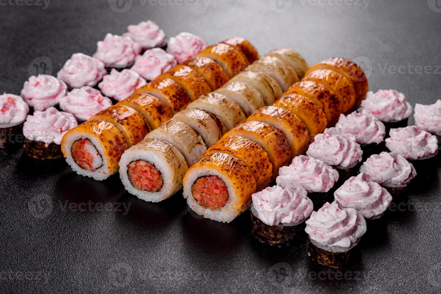 rouleaux de sushi frais préparés à partir des meilleures variétés de poissons et fruits de mer photo