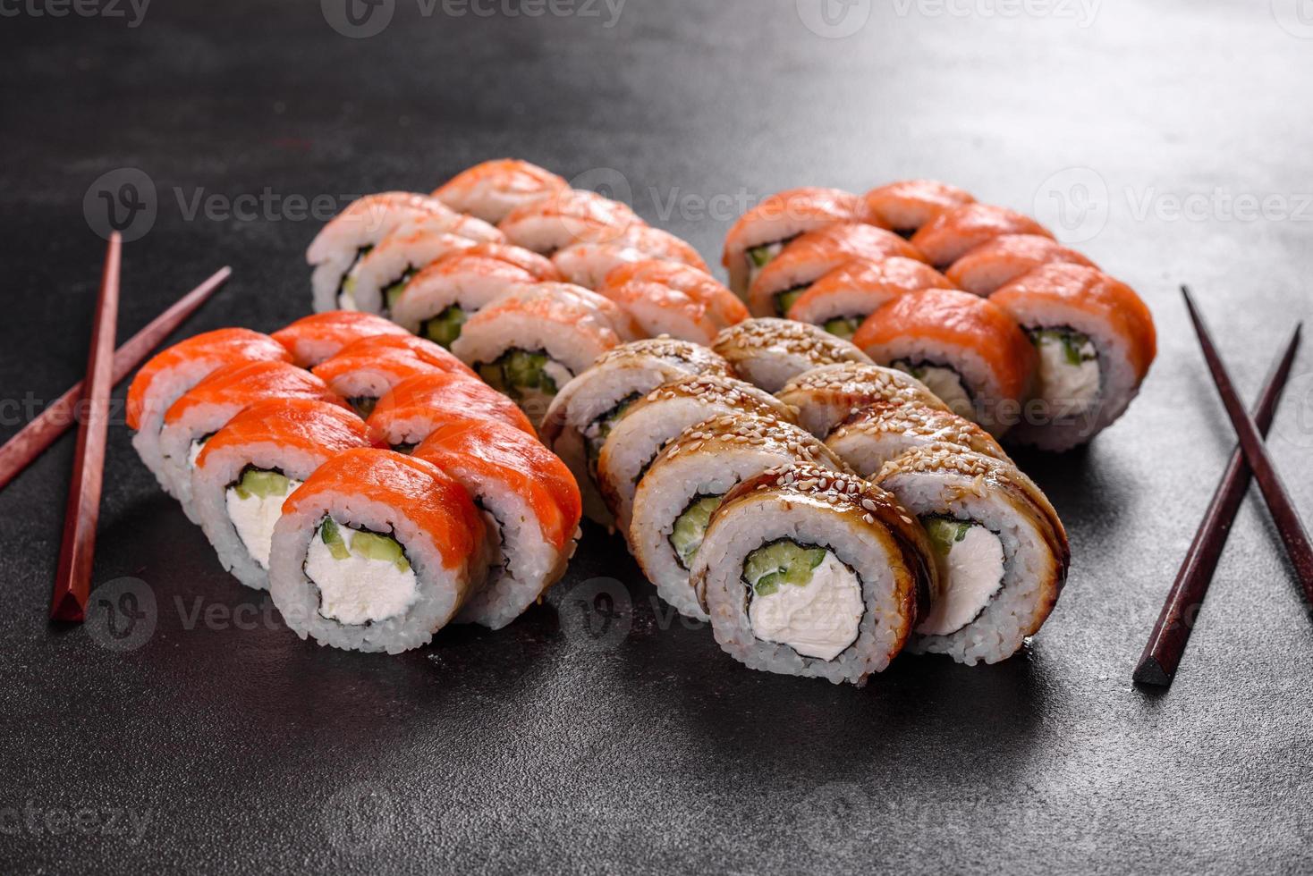 De délicieux rouleaux de sushi frais sur fond sombre photo