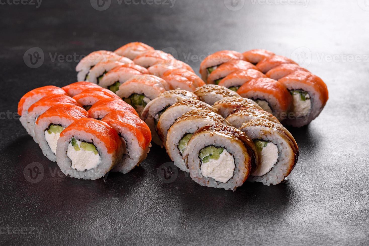 De délicieux rouleaux de sushi frais sur fond sombre photo