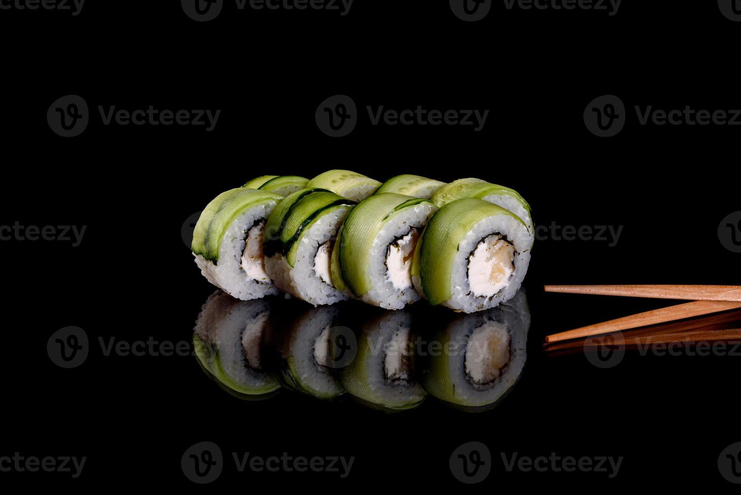 De délicieux rouleaux de sushi frais sur fond sombre photo