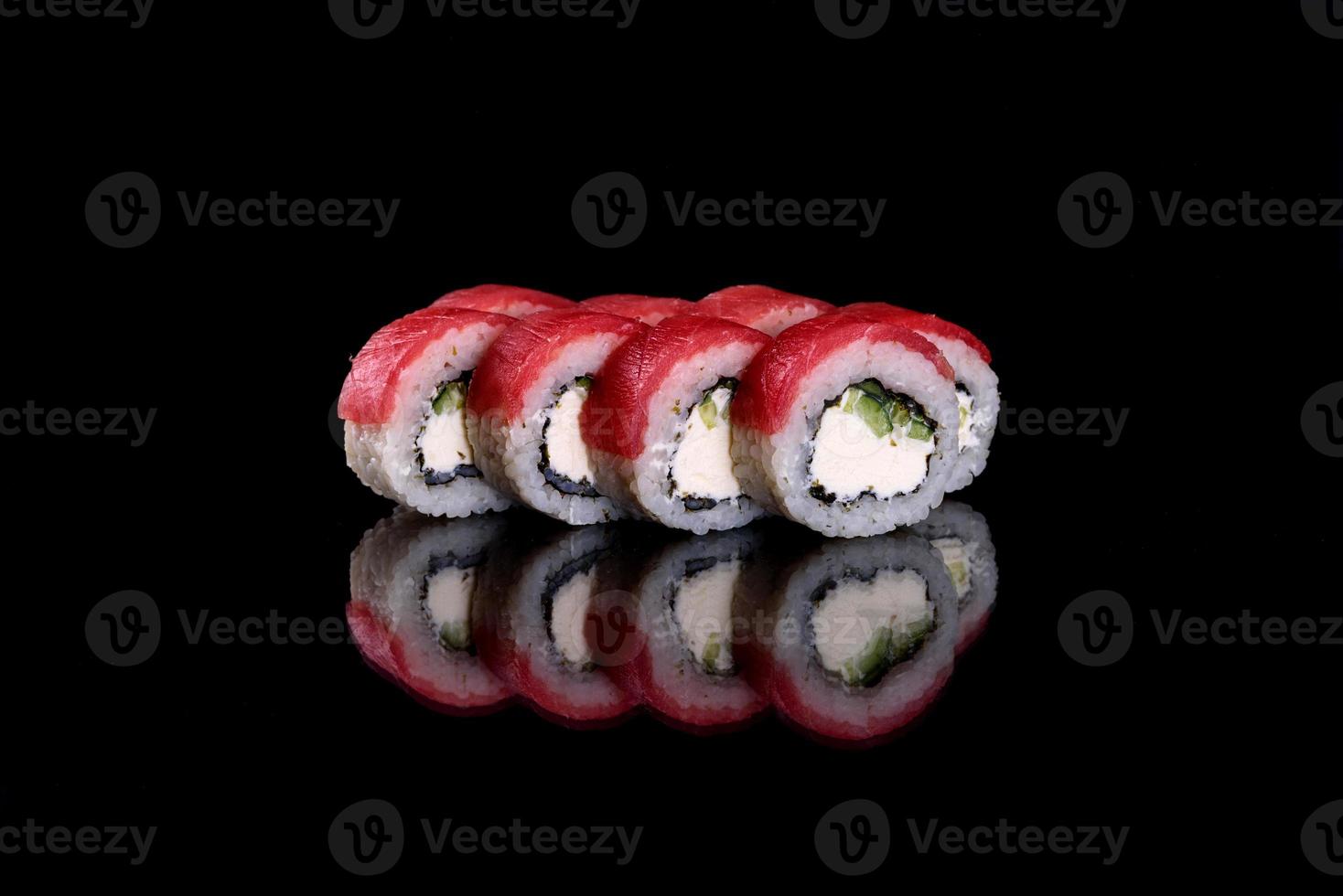 De délicieux rouleaux de sushi frais sur fond sombre photo