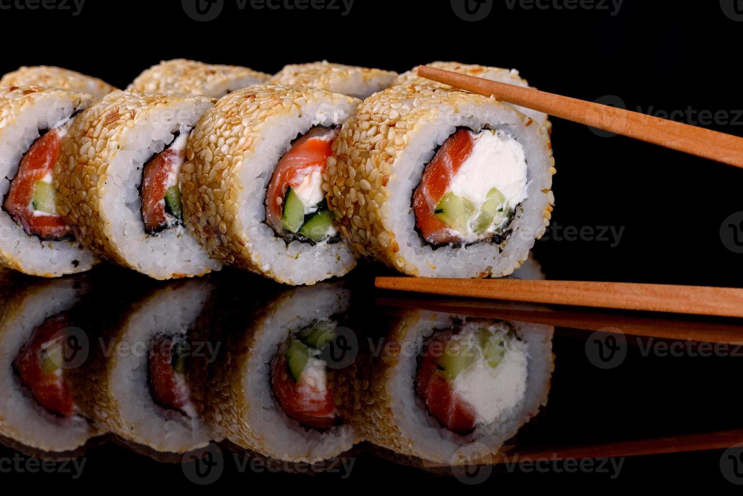 De délicieux rouleaux de sushi frais sur fond sombre photo