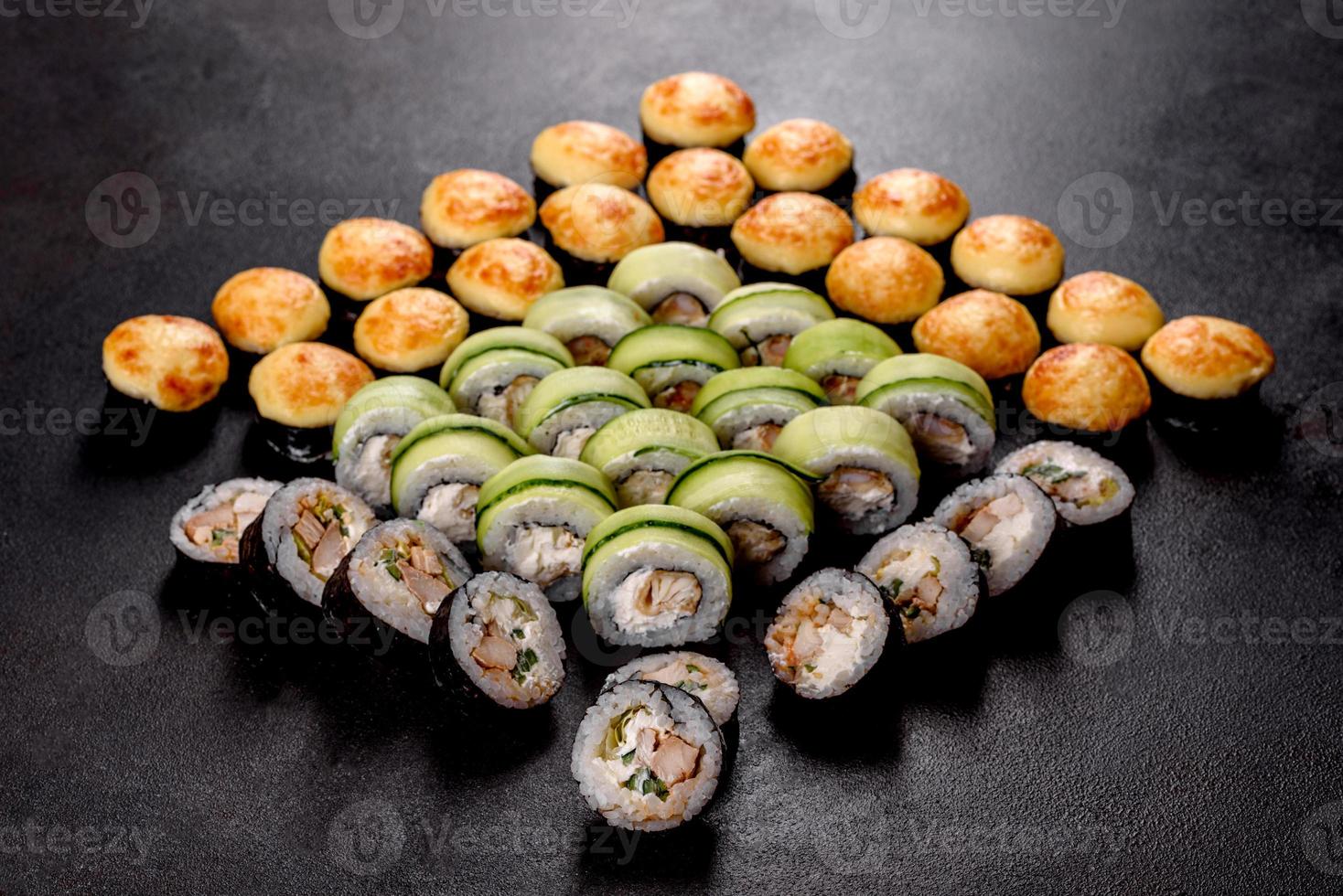 De délicieux rouleaux de sushi frais sur fond sombre photo