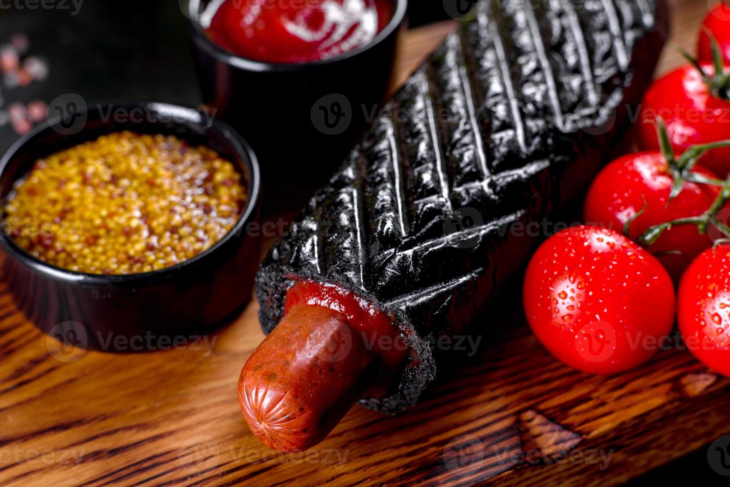 délicieux hot-dogs frais avec différentes sortes de petits pains et de saucisses. photo